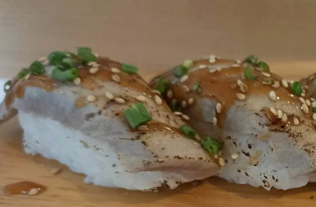 Tuna Tataki Sushi (2 Pcs)